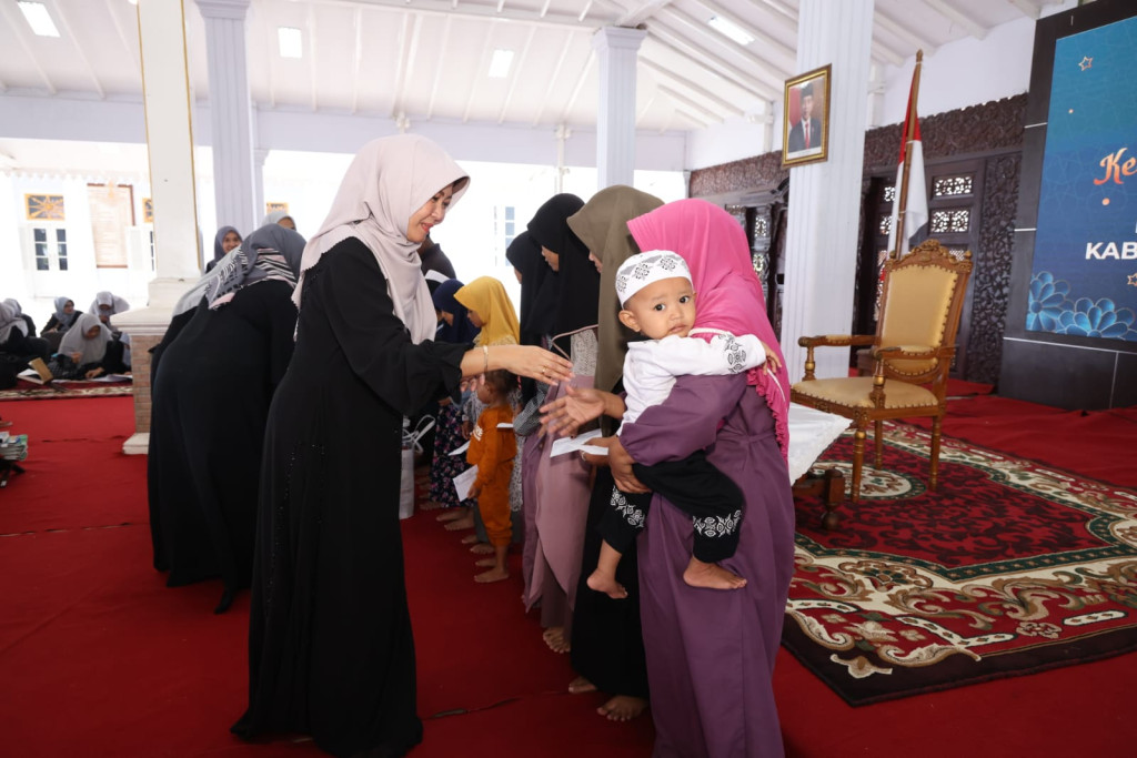 Santunan Anak Yatim di Pendopo Kabupaten Pasuruan