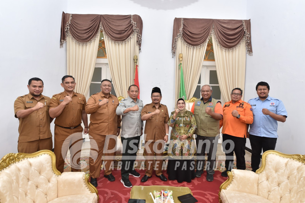 Penyerahan Simbolis Bantuan Kebencanaan dari Deputi Logistik BNPB