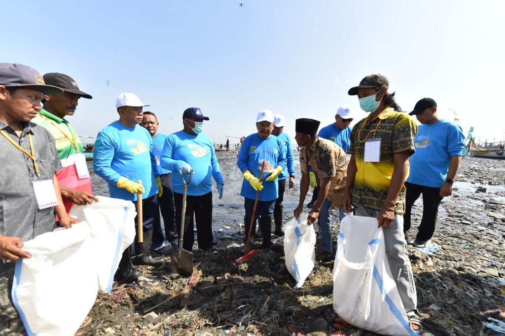Aksi Bersih Pantai dan Laut