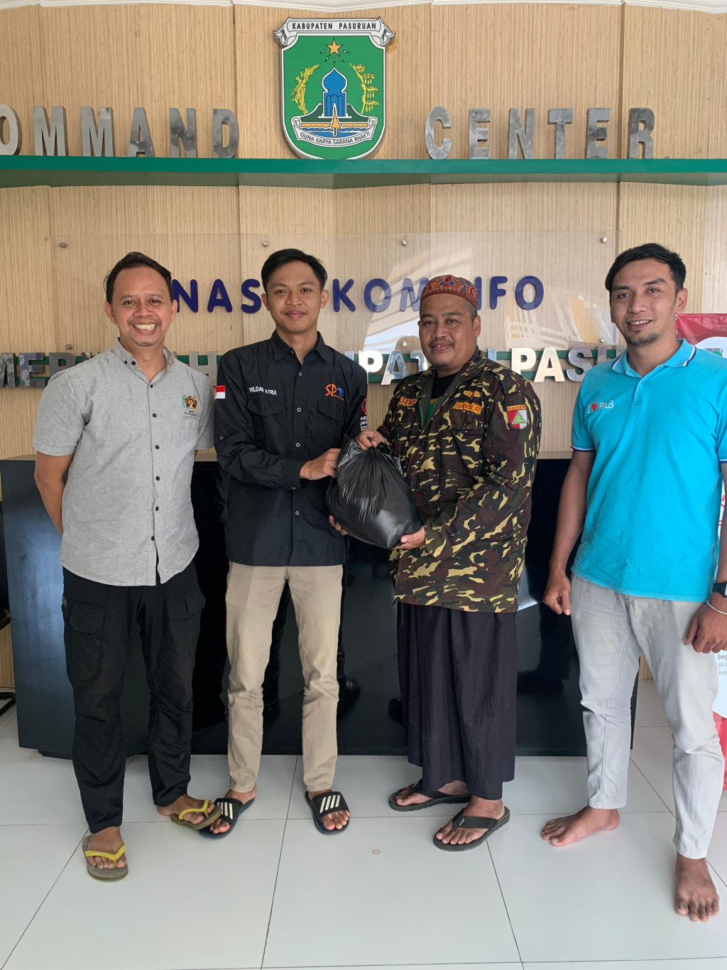 Penyerahan Daging Hewan Qurban dari Komunitas Lentera Hati Ke Crew Radio Suara Pasuruan