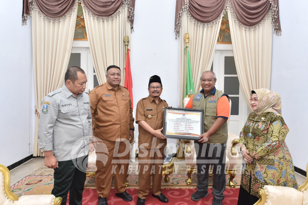 Penyerahan Simbolis Bantuan Kebencanaan dari Deputi Logistik BNPB