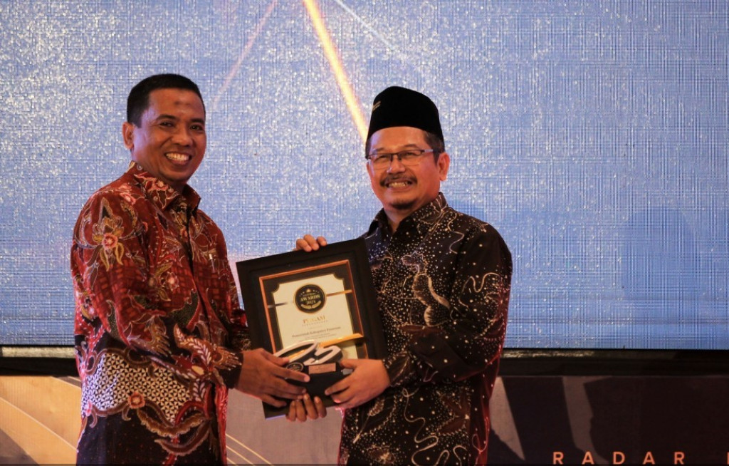 Pj Bupati Pasuruan Raih Penghargaan Radar Bromo Award 2024