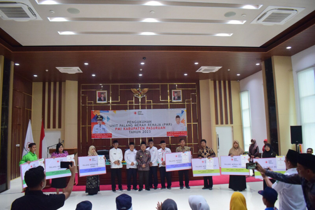 Pj Bupati Pasuruan Kukuhkan 98 Unit PMR di Kabupaten Pasuruan