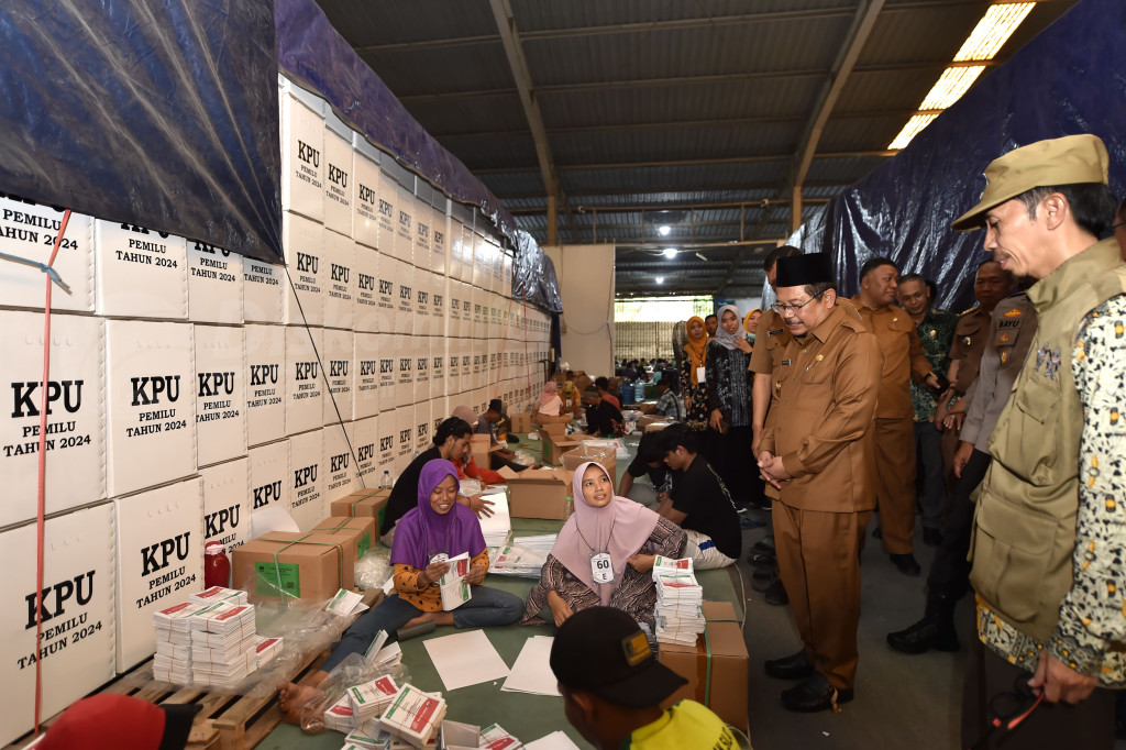Pj Bupati Tinjau Gudang Logistik Pemilu