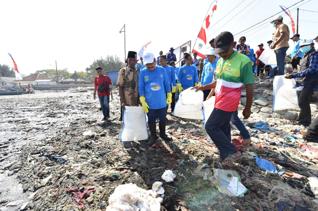 Aksi Bersih Pantai dan Laut