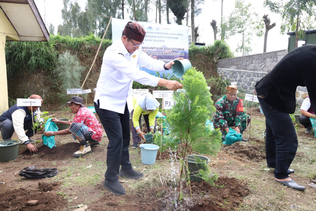 Launching Konservasi Penanaman Lahan Kritis