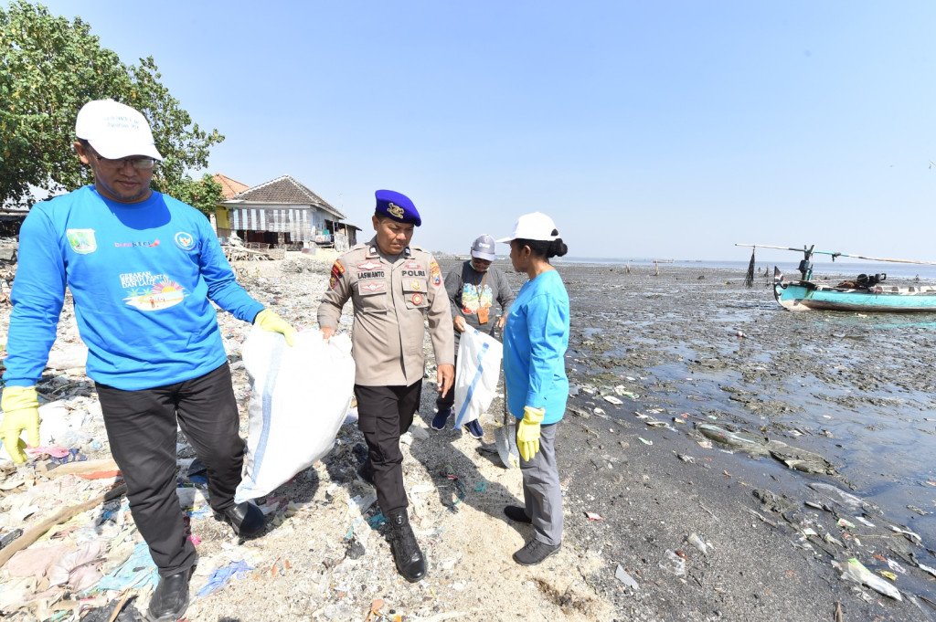Aksi Bersih Pantai dan Laut
